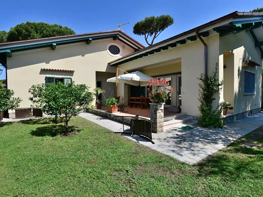 Immagine 1 di Villa in affitto  in via Duca D'Aosta a Forte Dei Marmi