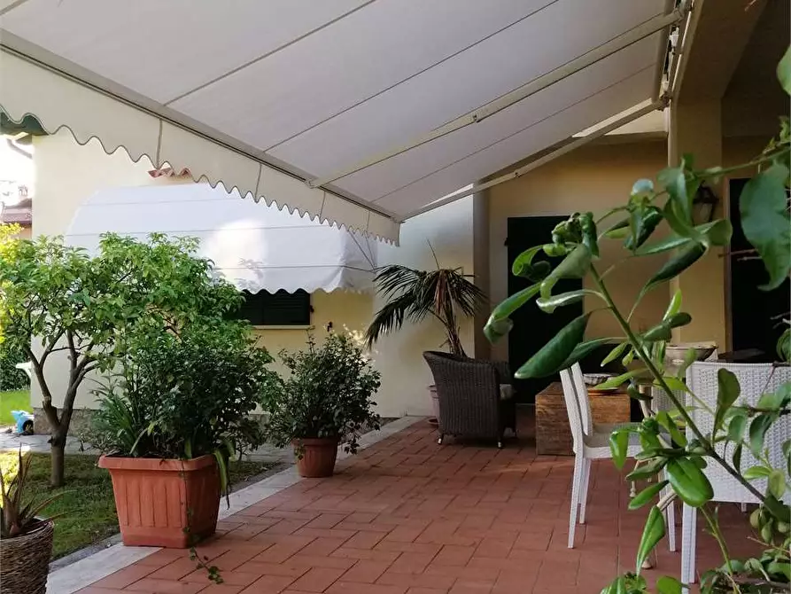 Immagine 4 di Villa in affitto  in Via Piave a Forte Dei Marmi