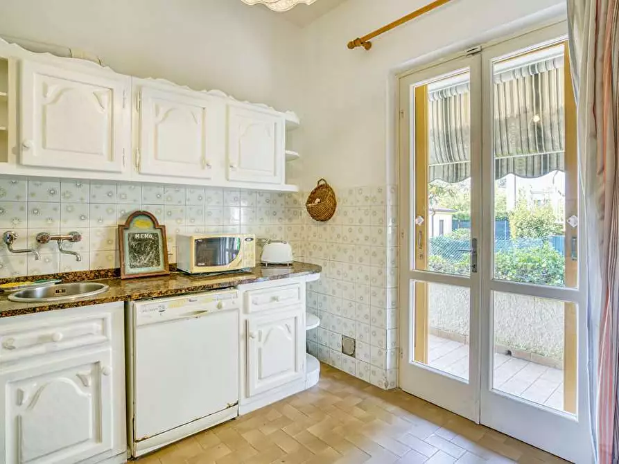 Immagine 9 di Casa bifamiliare in affitto  in Via Cesare Battisti a Pietrasanta