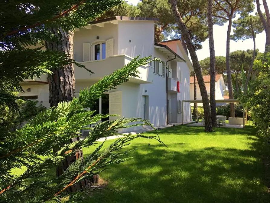 Immagine 19 di Casa bifamiliare in affitto  in Via Canova a Forte Dei Marmi