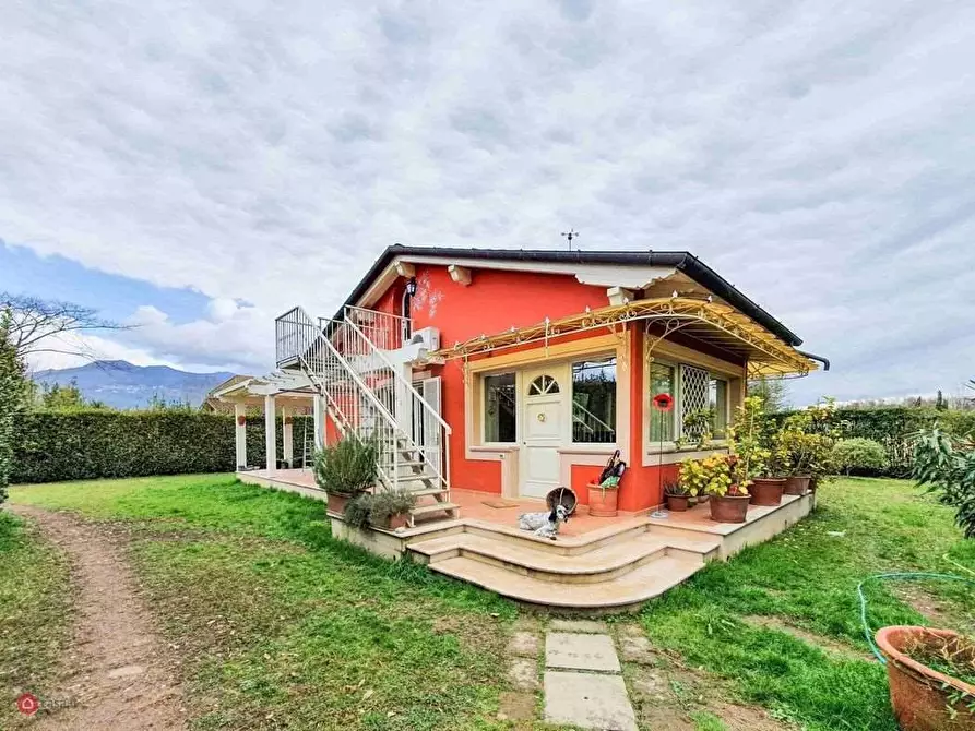 Immagine 1 di Villa in vendita  in Via Setteponti a Pietrasanta