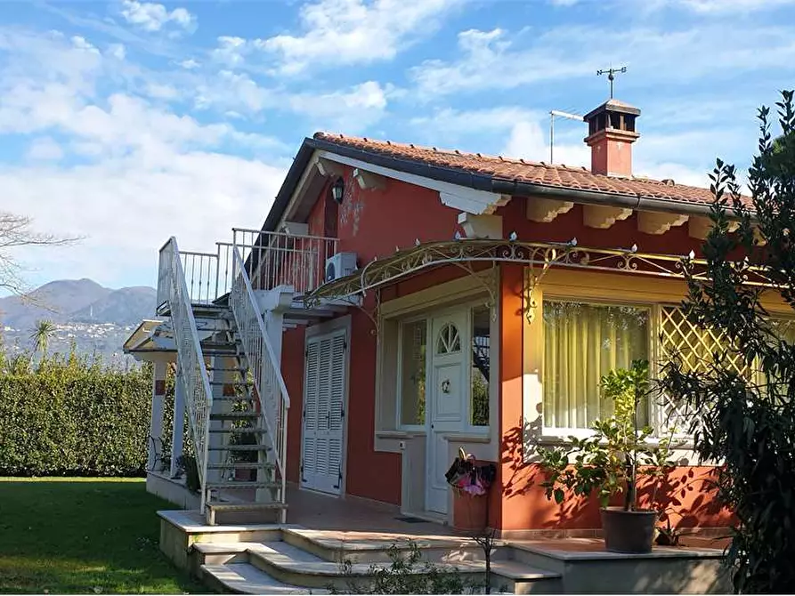 Immagine 1 di Villa in vendita  in Via Setteponti a Pietrasanta