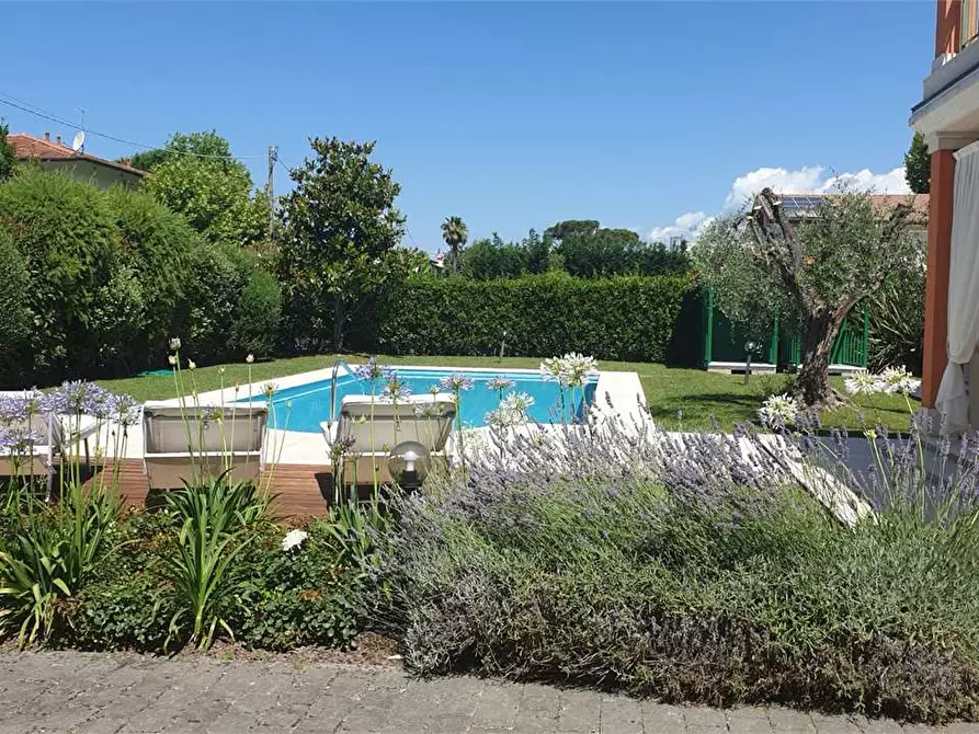 Immagine 1 di Villa in affitto  in Via Donatello a Forte Dei Marmi