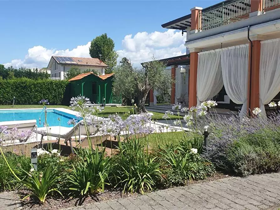 Immagine 2 di Villa in affitto  in Via Donatello a Forte Dei Marmi