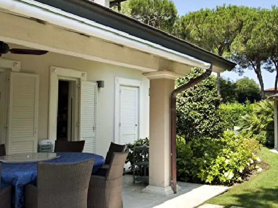 Immagine 10 di Villa in vendita  in Via Canova a Forte Dei Marmi