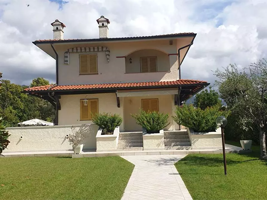 Immagine 1 di Villa in vendita  in via Carrara a Forte Dei Marmi