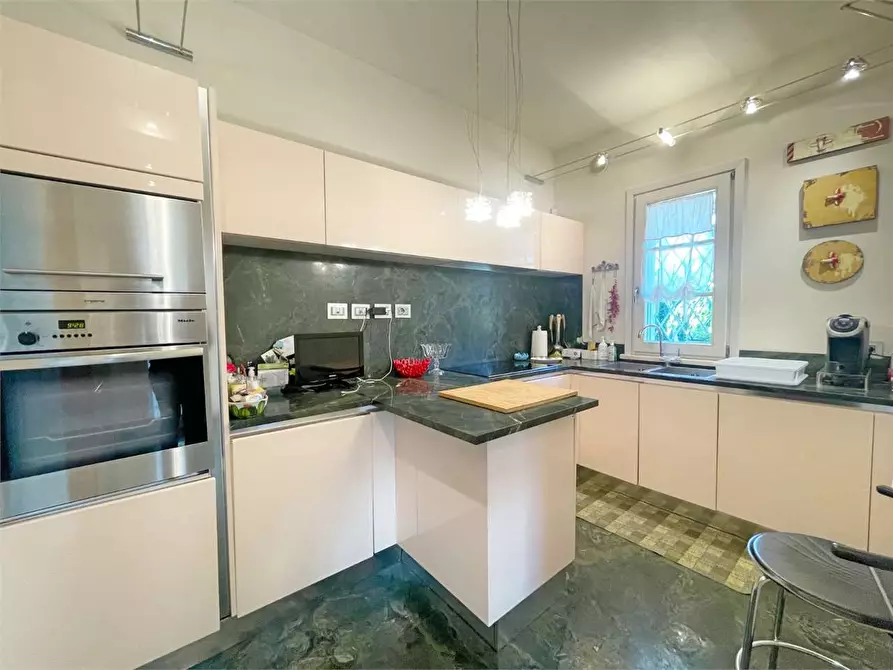 Immagine 12 di Villa in vendita  in Via Canova a Forte Dei Marmi