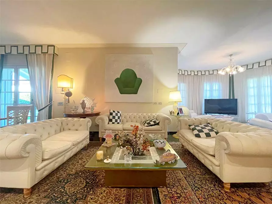 Immagine 18 di Villa in vendita  in Via Canova a Forte Dei Marmi