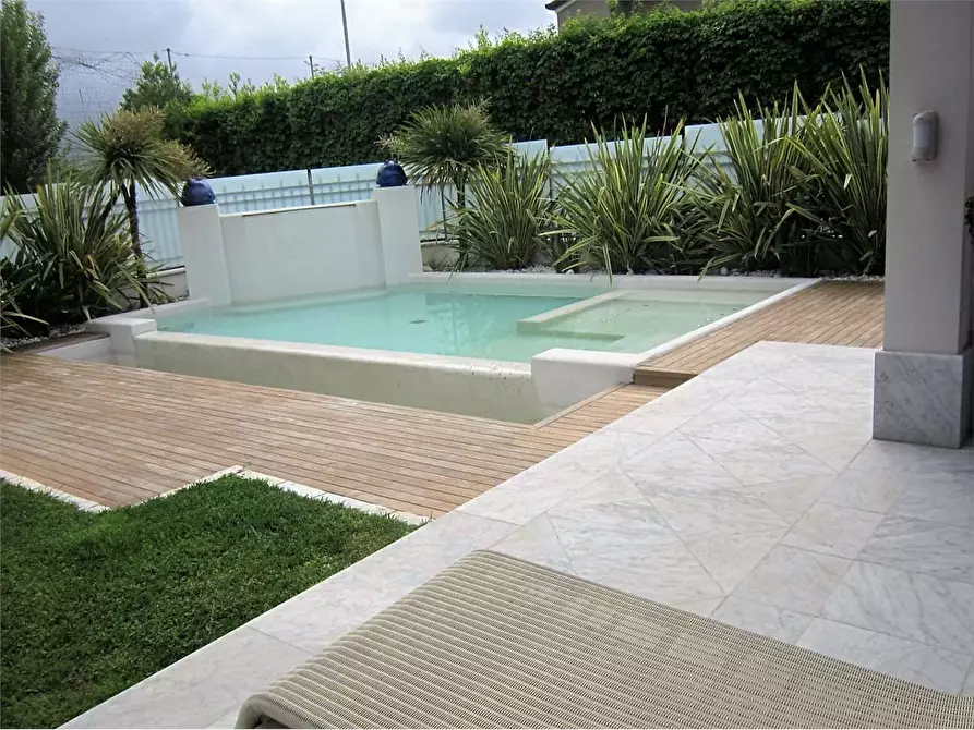 Immagine 3 di Villa in vendita  in Via Volta a Forte Dei Marmi