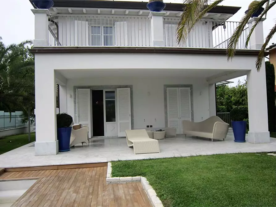 Immagine 4 di Villa in vendita  in Via B. Croce a Forte Dei Marmi