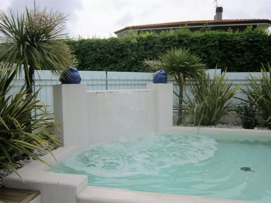 Immagine 2 di Villa in vendita  in Via Volta a Forte Dei Marmi