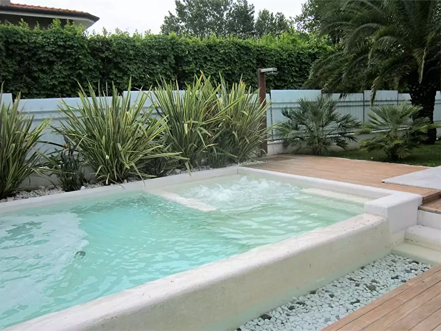 Immagine 10 di Villa in vendita  in Via B. Croce a Forte Dei Marmi