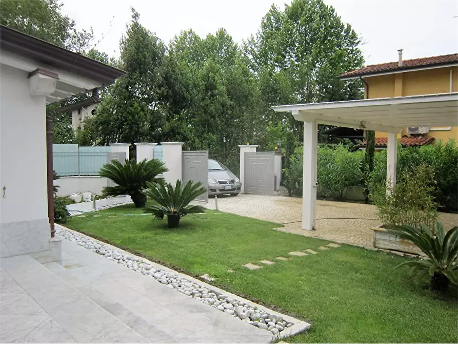 Immagine 9 di Villa in vendita  in Via B. Croce a Forte Dei Marmi
