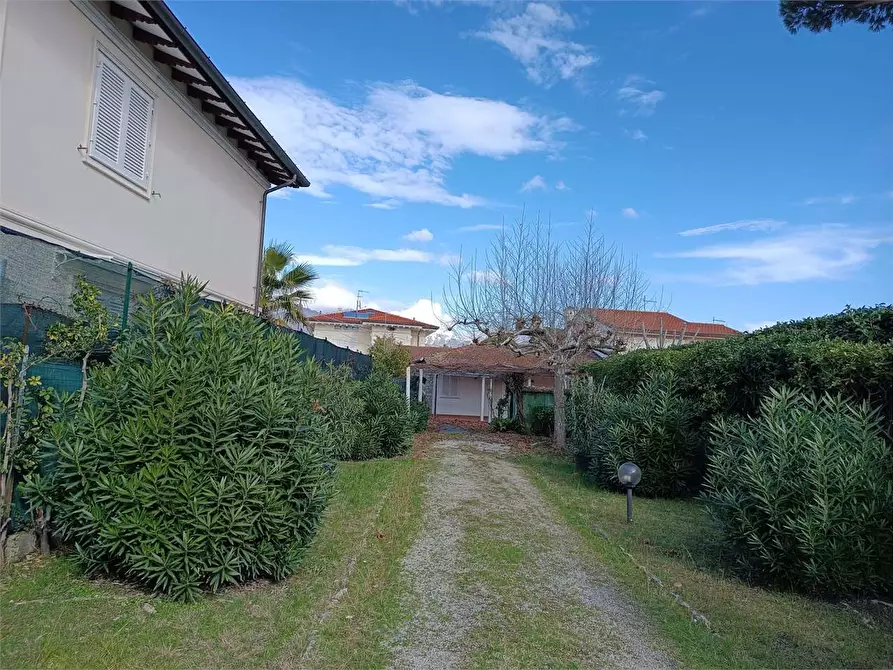 Immagine 1 di Casa indipendente in affitto  in Via Versilia a Forte Dei Marmi