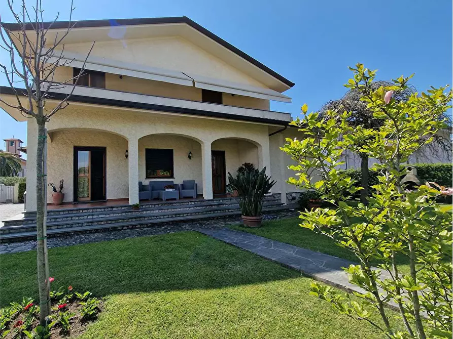 Immagine 2 di Villa in vendita  in Via degli Olmi a Forte Dei Marmi