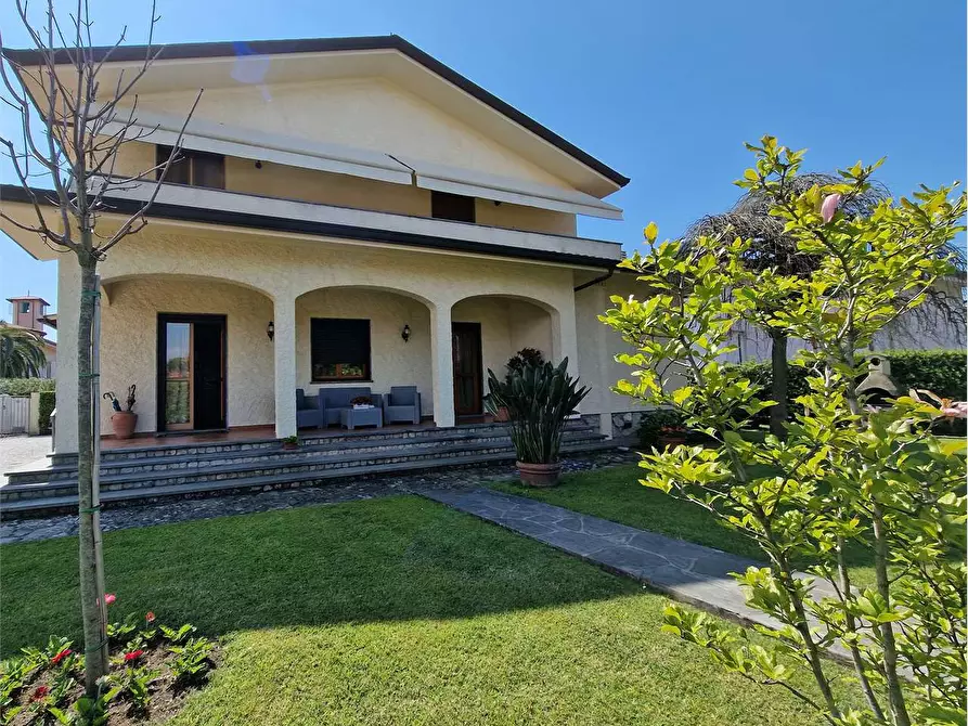 Immagine 2 di Villa in vendita  in Via degli Olmi a Forte Dei Marmi