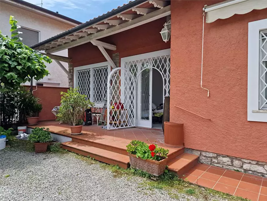 Immagine 1 di Casa indipendente in affitto  in via Piave a Forte Dei Marmi