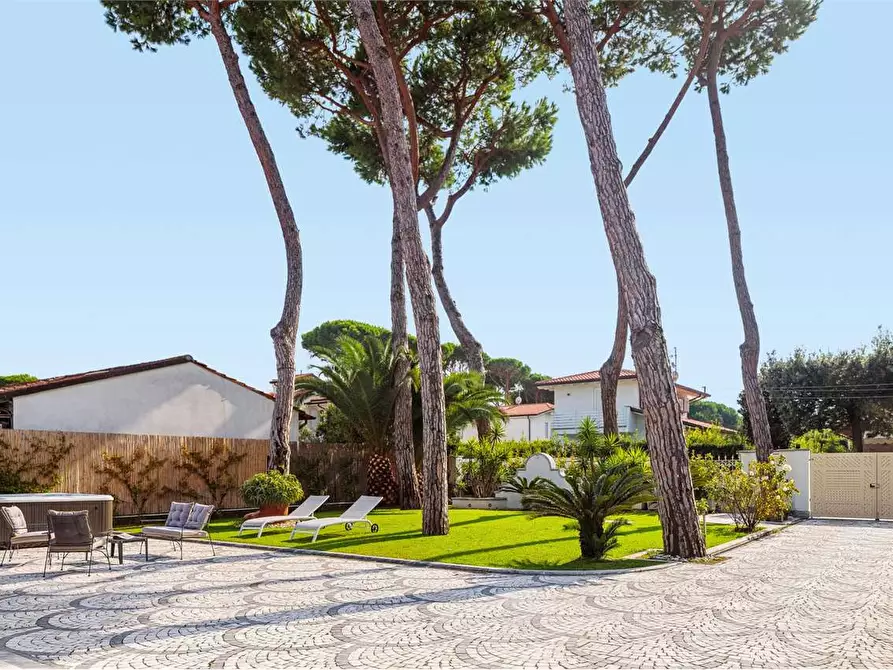 Immagine 1 di Villa in affitto  in Via Ariosto a Forte Dei Marmi