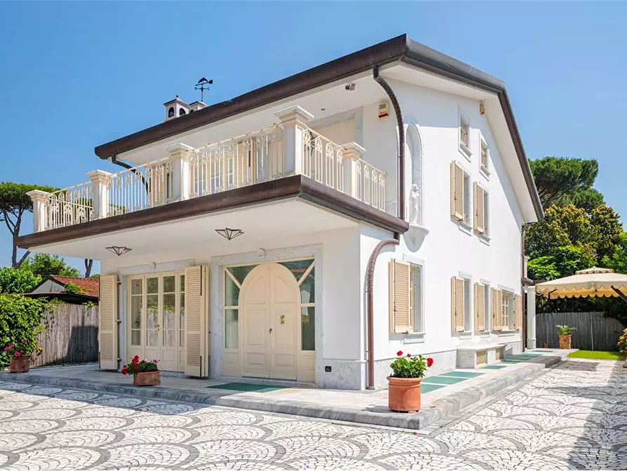 Immagine 1 di Villa in affitto  in Via Ariosto a Forte Dei Marmi