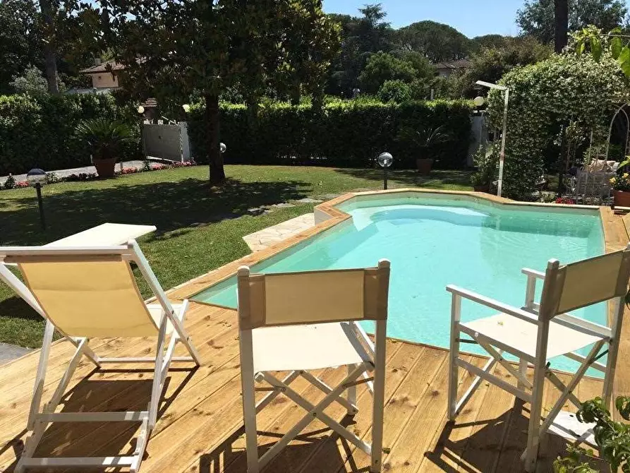 Immagine 1 di Villa in vendita  in Via Sironi a Forte Dei Marmi