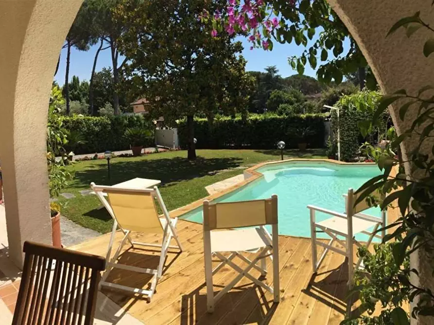 Immagine 1 di Villa in vendita  in Via Balduini a Forte Dei Marmi