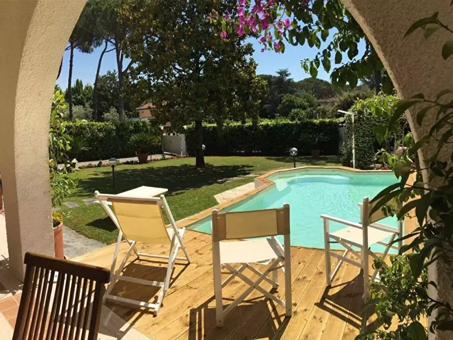 Immagine 1 di Villa in vendita  in Via della Barbiera a Forte Dei Marmi