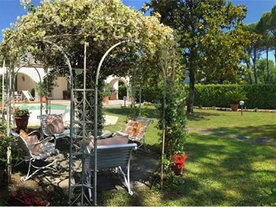 Immagine 2 di Villa in vendita  in Via della Barbiera a Forte Dei Marmi