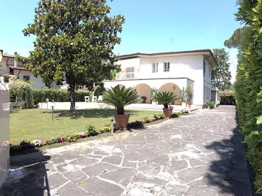 Immagine 7 di Villa in vendita  in Via Pablo Neruda a Forte Dei Marmi