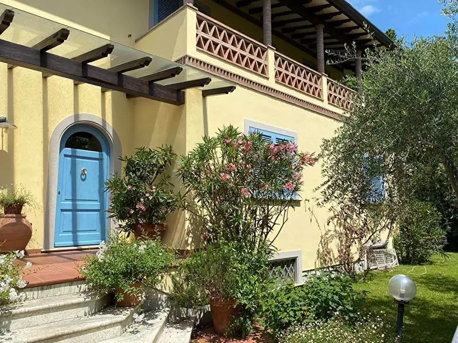 Immagine 2 di Villa in vendita  in Via Volturno a Pietrasanta