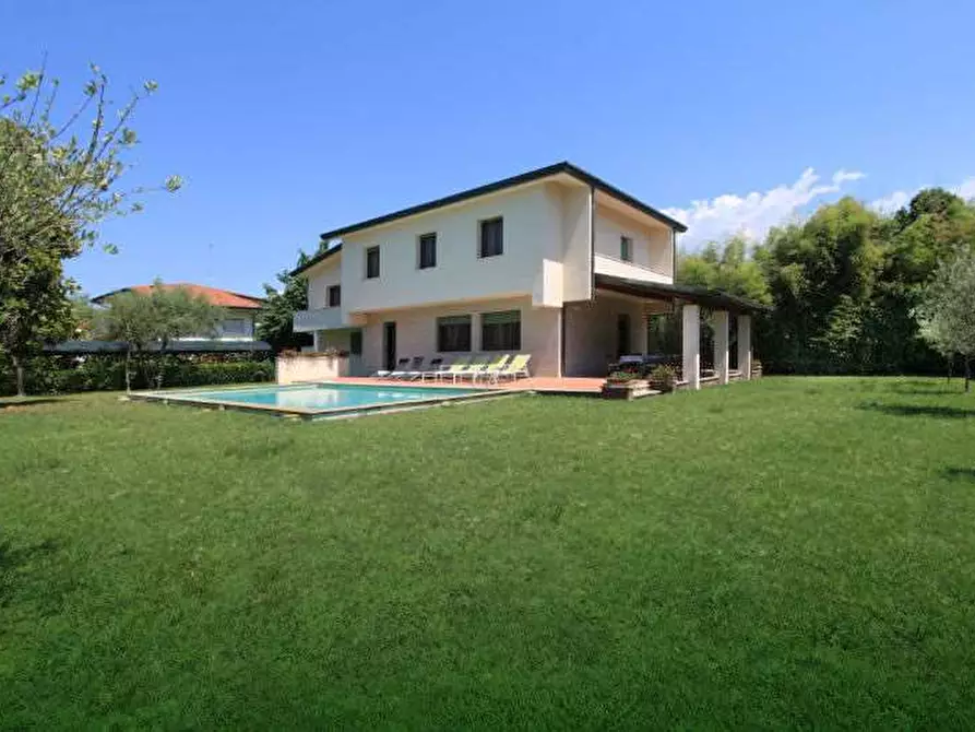 Immagine 3 di Villa in affitto  in Via Gorizia a Forte Dei Marmi