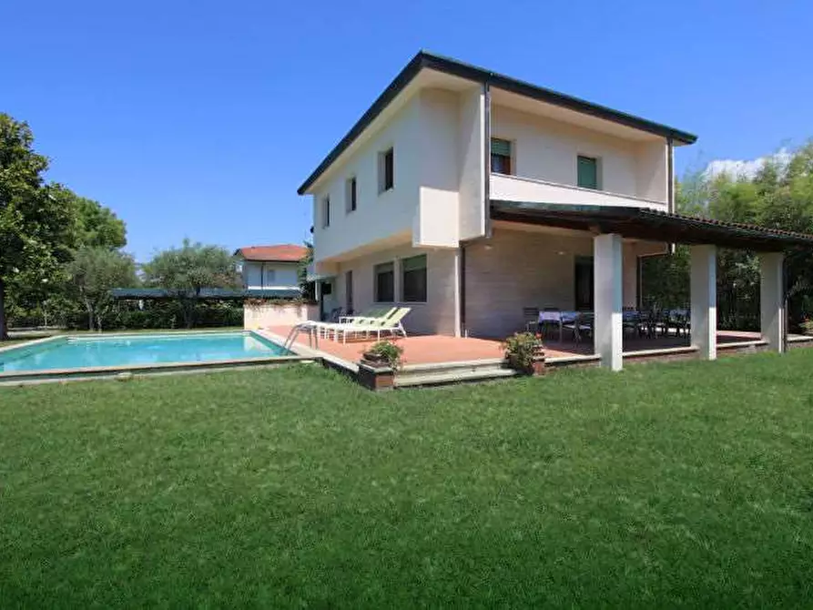 Immagine 5 di Villa in affitto  in Via Lorenzo dei Medici a Forte Dei Marmi
