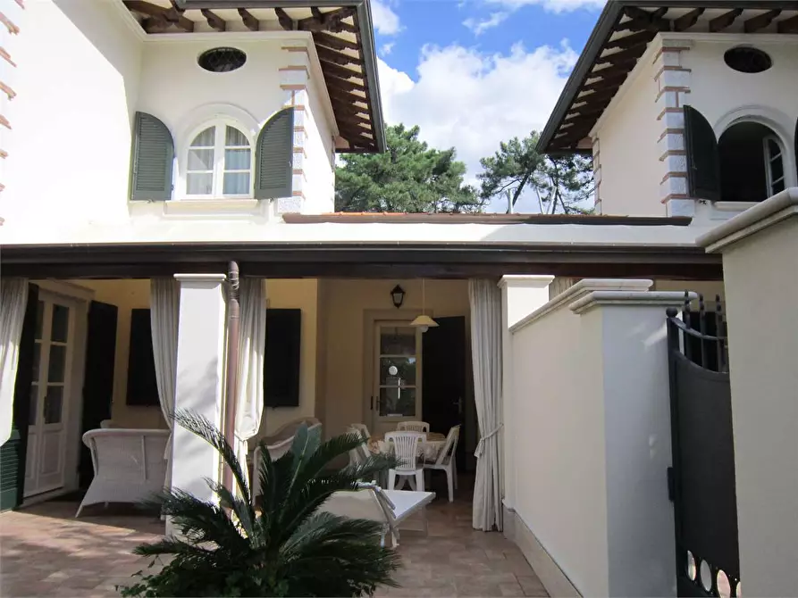 Immagine 1 di Casa bifamiliare in affitto  in Via Calamandrei a Forte Dei Marmi