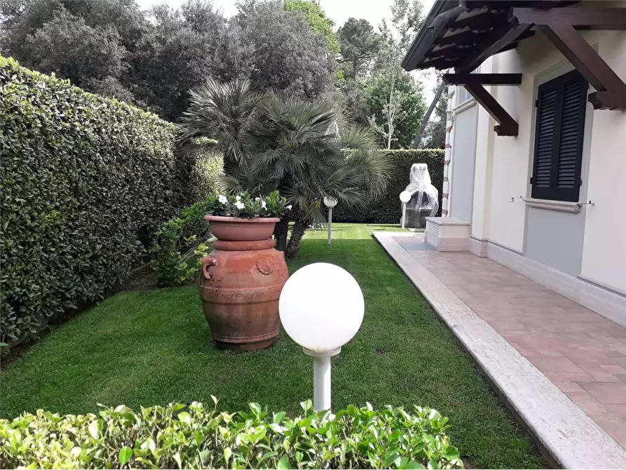 Immagine 28 di Casa bifamiliare in affitto  in via canova a Forte Dei Marmi