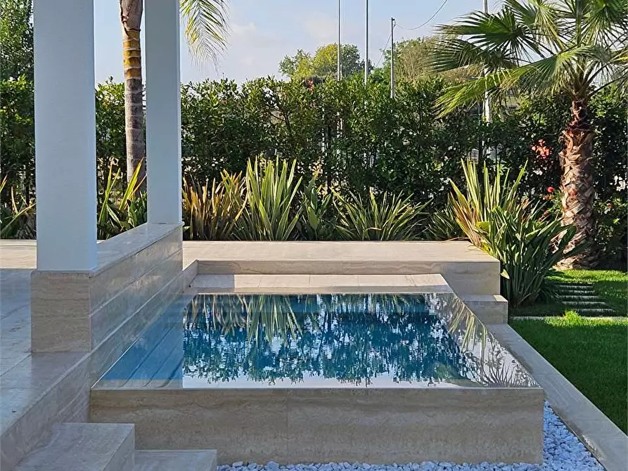 Immagine 10 di Casa bifamiliare in affitto  in Via Volta a Forte Dei Marmi