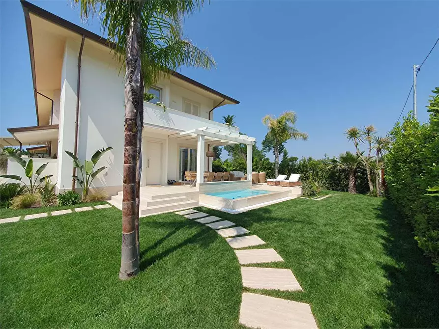 Immagine 9 di Casa bifamiliare in affitto  in Via Volta a Forte Dei Marmi