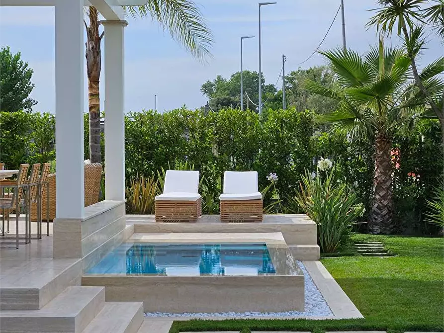 Immagine 39 di Casa bifamiliare in affitto  in Via Volta a Forte Dei Marmi