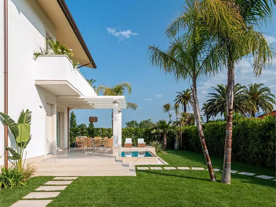 Immagine 40 di Casa bifamiliare in affitto  in Via Volta a Forte Dei Marmi