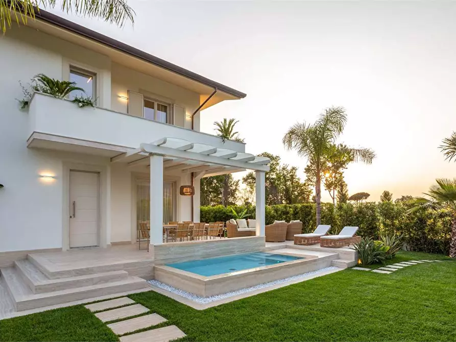 Immagine 42 di Casa bifamiliare in affitto  in Via Volta a Forte Dei Marmi