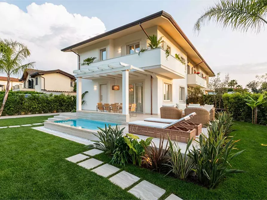 Immagine 43 di Casa bifamiliare in affitto  in Via Volta a Forte Dei Marmi