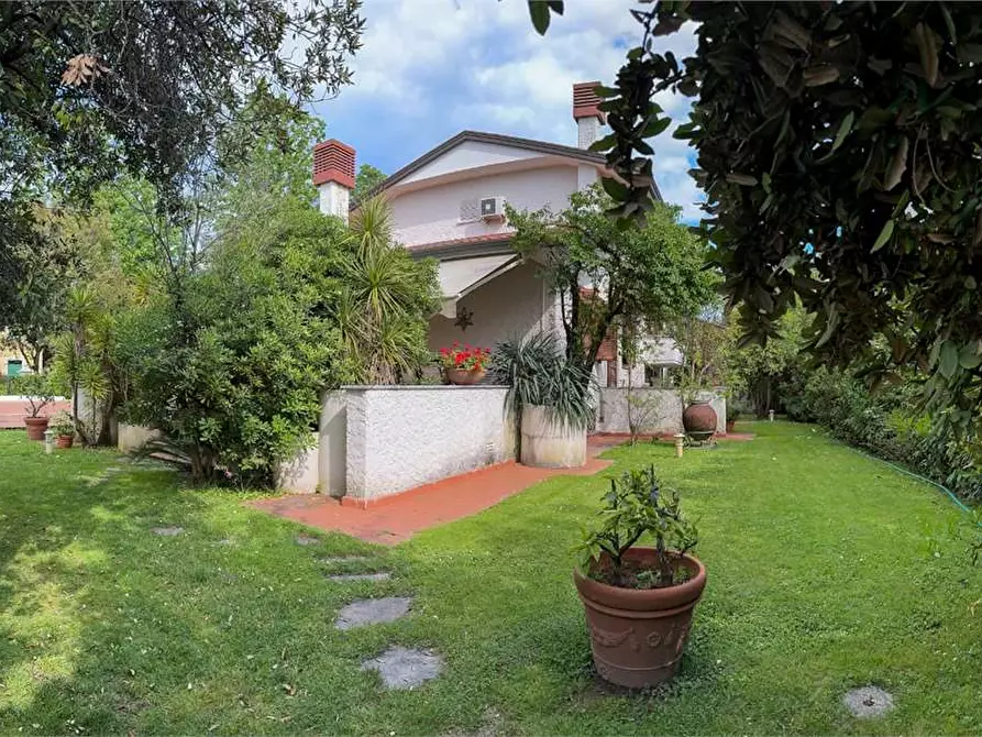 Immagine 1 di Villa in affitto  in Via Cavour a Forte Dei Marmi