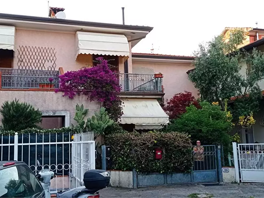 Immagine 1 di Appartamento in vendita  in Via Mancini a Seravezza