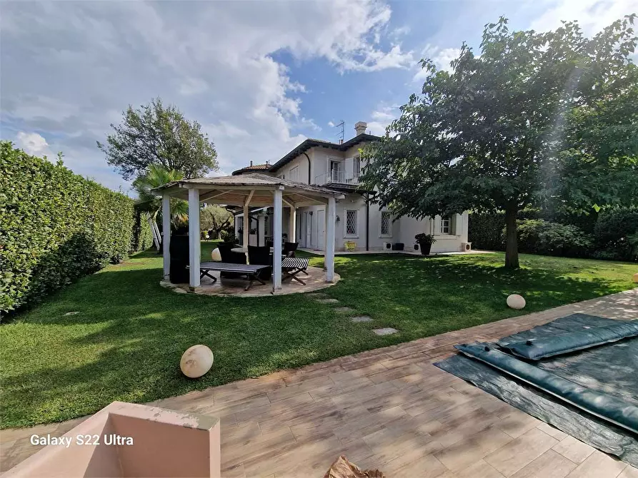 Immagine 2 di Villa in vendita  in Via Canova a Forte Dei Marmi