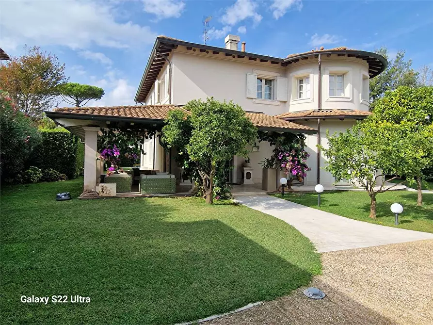 Immagine 5 di Villa in vendita  in Via Canova a Forte Dei Marmi