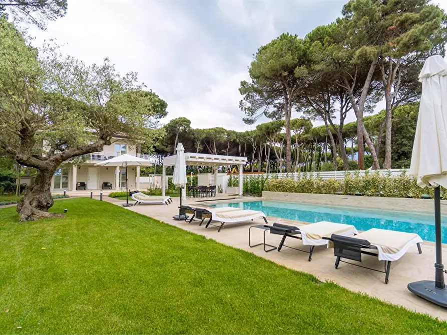 Immagine 1 di Villa in affitto  in Via Canova a Forte Dei Marmi