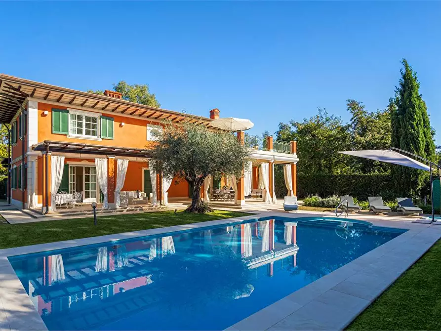 Immagine 1 di Villa in affitto  in Via Donatello a Forte Dei Marmi