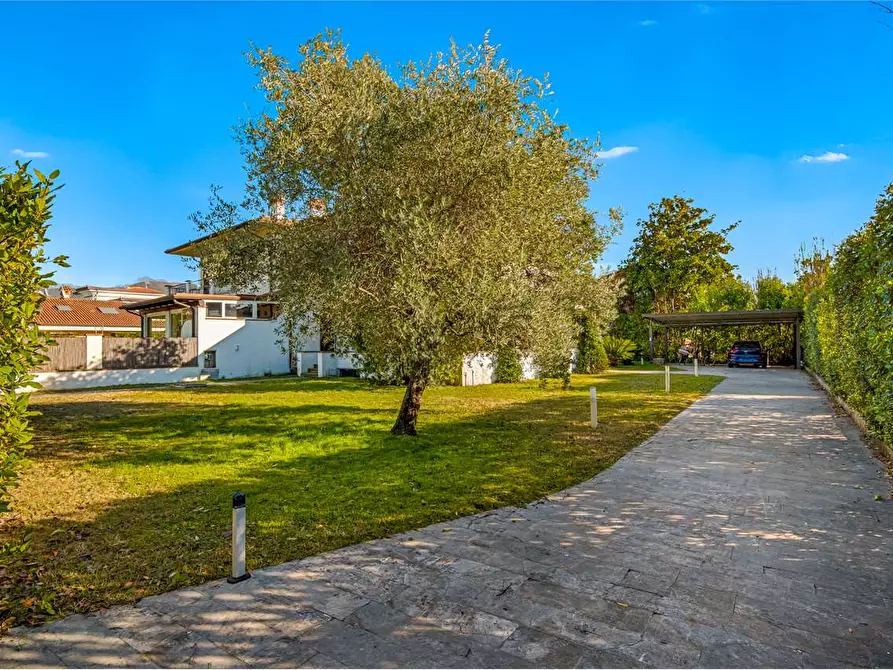 Immagine 34 di Casa bifamiliare in affitto  in Via Versilia a Forte Dei Marmi