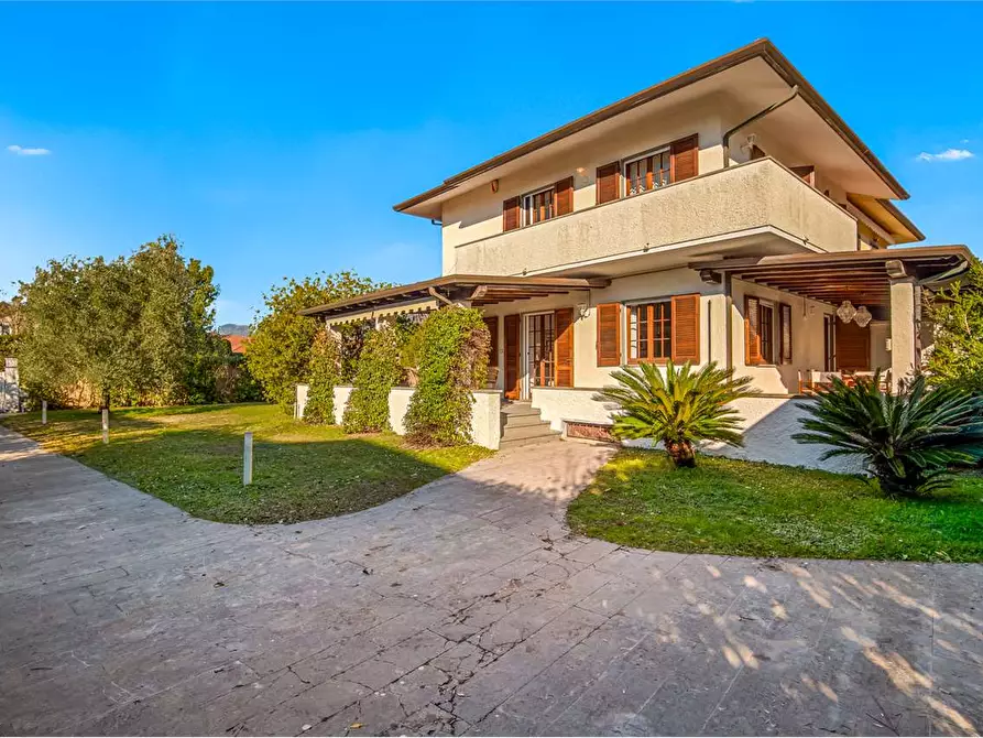 Immagine 2 di Casa bifamiliare in affitto  in Via Versilia a Forte Dei Marmi