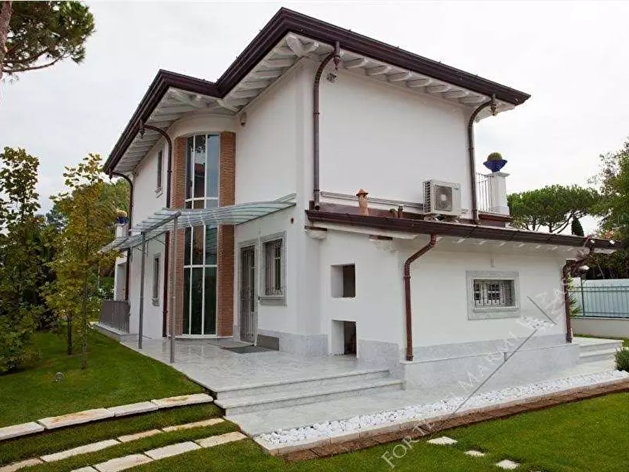 Immagine 2 di Villa in vendita  in Via Firenze a Forte Dei Marmi