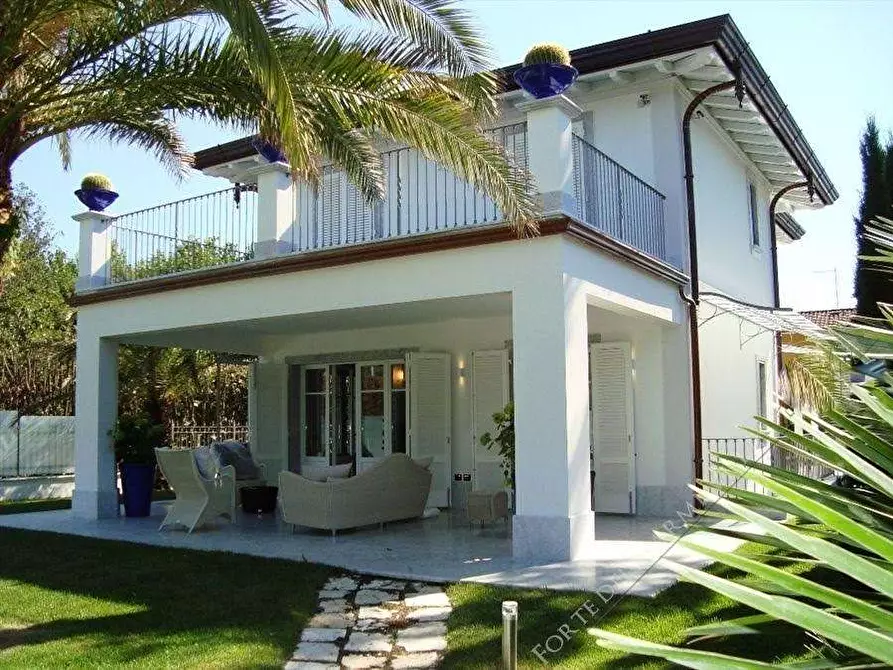 Immagine 2 di Villa in vendita  in Via B. Croce a Forte Dei Marmi