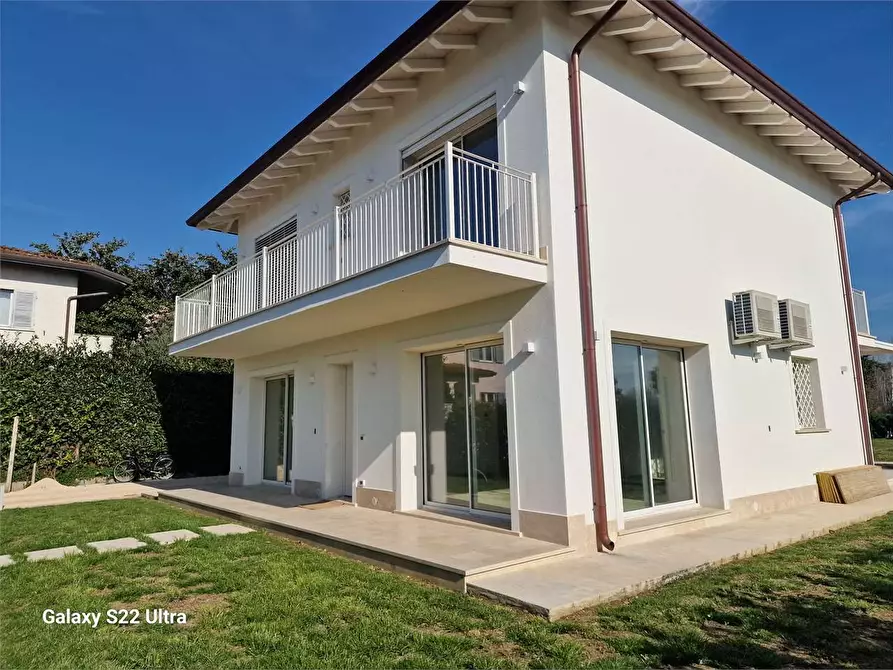 Immagine 7 di Villa in vendita  in Via Basilicata a Pietrasanta